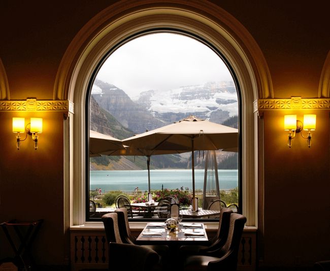 レイクルイーズ<br /><br />さてさて、レイクルイーズに到着。<br />英国、ビクトリア女王の娘のルイーズ・キャロライン・アルバータの名前にちなんで名づけられた氷河湖。<br />はじめはエメラルドレイクと名付けられたそうですが、途中で改名したそうです。<br />誰かの名前にちなんで山の名前を変えたり、湖の名前を変えたりはわりと普通に行われているようです。<br /><br />湖畔にはお城のようなホテル、シャトーレイクルイーズの中を通り抜け…<br />湖を眺めるすてきなカフェ、時間があったらここで優雅にアフタヌーンティーしたい～！<br />ないけど。