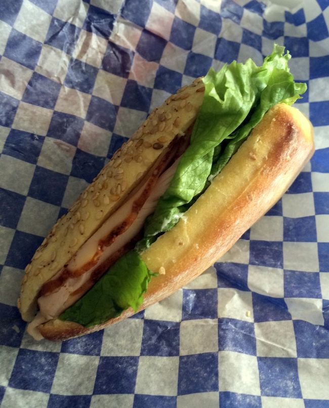 機内食は出ないだろうな～と思ってたらちゃんど軽食が★<br />ターキーサンド？とかなんとか言ってたっけ？<br />おいしかった。