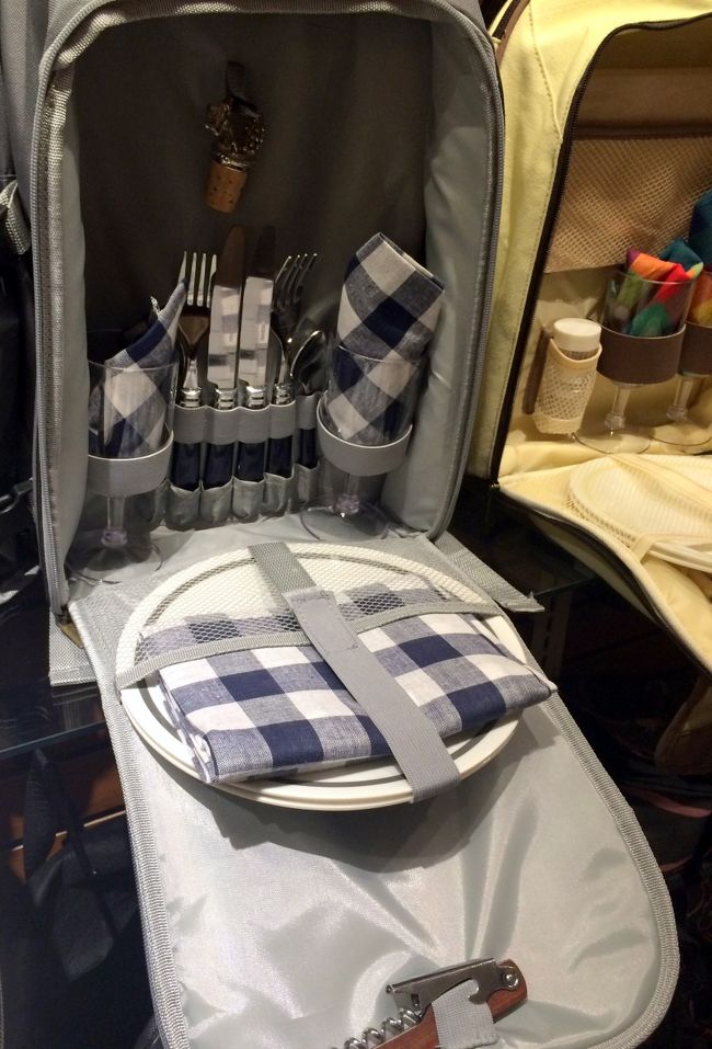 バンフの街で最後のお買い物へと繰り出します。<br />中国人の気分で爆買いです。色々買いました（笑<br /><br />これは欲しかったけど買えなかったピクニックリュック<br />これを担いでピクニックにいったら楽しかろうと思ったけど、いつ行くのさ？