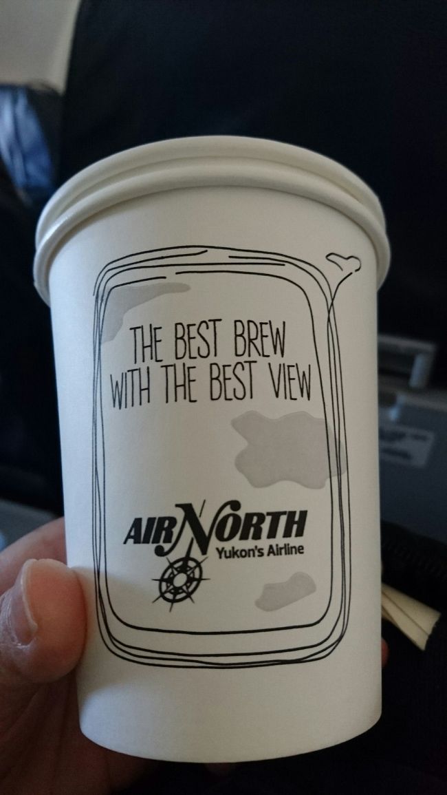 温かい飲物のサーブ時にはコップは二枚重ね。<br />細かい気遣いがうれしい。<br /><br />Air North、聞いたことなかったけどいいかも。<br />気に入りました！