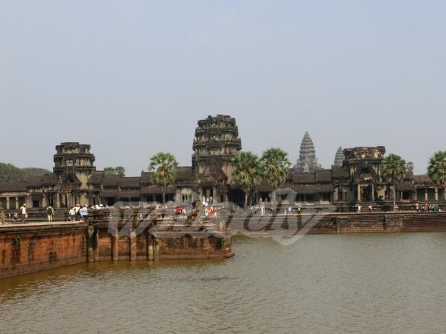 一旦ホテルで休憩を挟み、午後、再びガイドさんに連れられて、<br />いよいよアンコールワットの観光です。<br /><br />車を降りて、西側の参道から西大門めがけて進みます。