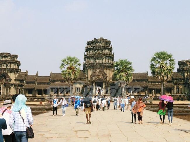 たくさんの人が西大門めがけて歩いていますね。<br />（ちなみにアンコールワットでは西が正門）