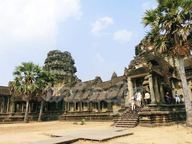 では西大門から入場です。