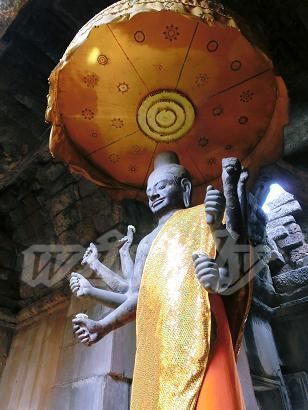 まず迎えてくれるのが、ヴィシュヌ神。<br />アンコールワットを建てた際には中央の祠にあったらしいのですが、<br />今ではここ西門におかれております。