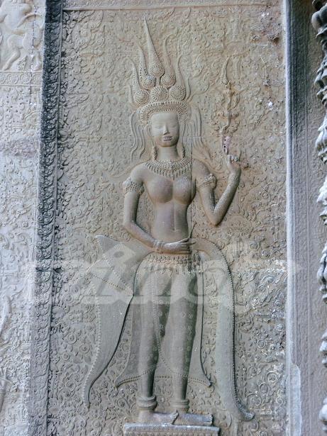 ここ、西門の最大の見どころ、それが、この【下品なデヴァター】<br />（デヴァター→女官や踊り子、女神の彫刻）<br /><br />昔は女性が歯を見せて笑うのはみっともないとされていたので、他のデヴァターは見せていないものがほとんどの中、数少ない歯を出しているデヴァターなのです。<br />（ここだけって訳ではなく、他にも結構あるみたいなのですが、ここが一番見つけやすいんだって）<br /><br />さぁ、そして、西大門を抜けると、参道の向こうに見えてくるのが、TVや雑誌で見た、あのお姿が降臨！！