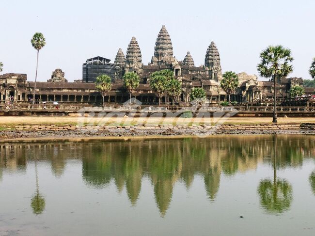 Angkor Wat　(言わずと知れた世界遺産）<br /><br />12世紀前半、アンコール王朝のスーリヤヴァルマン2世によって、ヒンドゥー教寺院として30年を超える歳月を費やし建立されたアンコール遺跡を代表する、クメール建築の傑作と呼ばれるヒンドゥー教寺院建築。<br /><br />サンスクリット語で、アンコールは【王都】、<br />クメール語でワットは【寺院】。つまり【王都の寺】。<br />まさに威風堂々。まさに【世界遺産】って感じ。<br /><br /><br />別に宗教とか歴史とか興味全くないですけど、こうやって見ると、さすがに昔の人のすごさを感じずにはいられないですよね～。<br />カンボジアの人は、これを建てたご先祖様に感謝すべきだと思うわ～。