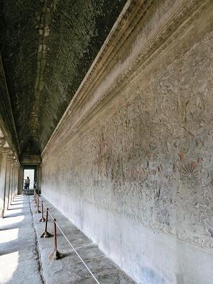 『ラーマーヤナ』（第一回廊西面南側）<br /> <br />アンコールワットに入場するとまず目に入ってくるのが、第一回廊の壁一面に刻まれたレリーフ。<br /><br />南北180m、東西200mの第一回廊には、インドの古典叙事詩や神話などの様々な物語が刻まれたレリーフが残されています。<br />