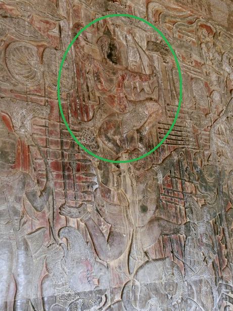 勧善懲悪を説いたヒンズー教の聖典『ラーマーヤナ』のレリーフでは、<br />主人公であるラーマ王子(○)がラーヴァナにさらわれた姫をハヌマーン将軍率いるサル軍団と共に救い出す場面が描かれています。<br /><br />ちなみに、見にくいですが、下でラーマ王子を担いでいるのが、サルの軍隊を率いるハヌマーン将軍らしいです。<br /><br />このレリーフの中で、弓という武器を使うのはラーヴァナ軍以外ではラーマ王子だけということらしいので、巨大なレリーフの中でも比較的探しやすいかもしれませんね