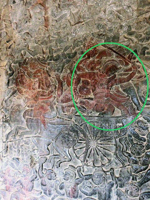 敵と味方の判別方法は、まぁサル軍が味方なので、猿っぽいかどうかってところで判断するしかないとは思うのですが、棍棒や噛みつきなどの原始的な方法で戦っているのがサル軍（味方）で、刀や弓といった現代的な武器で戦っているのがラーヴァナ軍（敵）なのです。<br /><br />なのでこの○が敵で、それに猿（味方）がかみついている訳ですね。<br /><br />・・・って神話すぎだろ、フツーに考えて【武器＞＞噛みつき】だろうよ。勝つ気しねぇよ、そんなの(笑)<br /><br />っつか王子も自分だけ良い武器(弓)使ってないで貸してやれよ