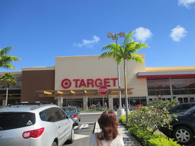 ホテルでゆっくりして、お昼過ぎからカイルアに。昨日も来たのですが時間が無かったのであらためて来ました。まずはTARGET！
