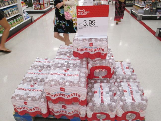 クリスマスグッズがたくさん売ってました。ミネラルウォーターも安いですね。