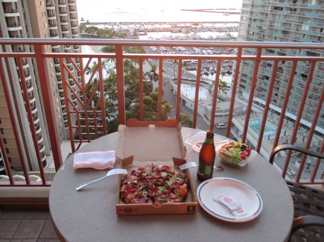 早めの夕食もラナイで。pizza、サラダ、ビール。最高の時間！！