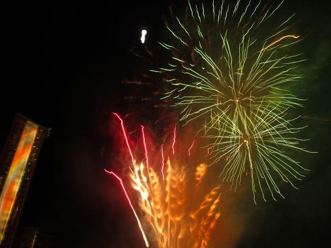 金曜日のヒルトン名物。一番近くで見てたら、爆音が心臓に響いて大迫力。