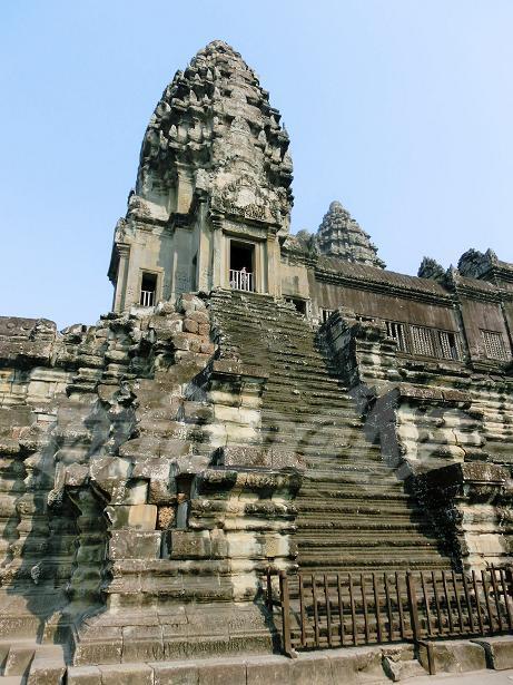 アンコールワットのメインイベント(多分私だけだけど)がやってきました。それがこちらの第三回廊。<br /><br />1度に100人の入場制限があり、しかもカンボジア仏教の決まりで、月に4回ある仏日には見学が不可ということもあり、かなりの行列になることもあります。<br /><br />とりあえず高い所や塔には登りたい！という衝動が抑えられず、これに登りたくてプライベートツアーにしたというのもあり、並ぶ気満々で挑みましたが、幸い5分ぐらいですぐ上に上がれました。<br />(ピーク時には1時間待ちの日もあるらしく、そうなると人数の多いツアーだとスルーされたり、そもそも団体ツアーだとここ（に上がる行程）を含まないツアーも多い)