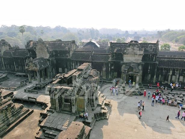 第三回廊から見る西門。<br />逆光なので写りがあまりよくないですが、遥かかなたに見えるのが、入って来た西門ですね。<br /><br />やっぱり結構高いですね。