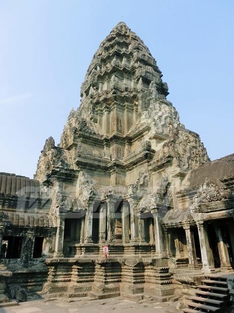 第三回廊から見る中央塔です。地上から65mの所にあります。<br /><br />ヒンズー教で、神々が君臨すると言われるメール山というのを表しているらしいです。<br /><br />ガイドブックには時間制限(10～30分)があると書いてありましたが、<br />人数制限はあったものの(上がる際にカードを渡され、降りるときに返却して数えている)<br /><br />そこまで混雑していなかったせいか、時間制限は特になく、回廊の上には係員みたいな人もいませんでした。<br /><br />なお、第三回廊は帽子禁止（帽子はその場で脱げばOK）、露出禁止(短パン・キャミなど不可)です。<br />他の所よりも入口チェックが厳しいので、散々並んで入れない、なんてことのないようにご注意。