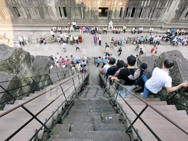 その第三回廊への階段がこちら。高所恐怖症の人は間違いなく降りられなくなるのでやめておきましょうね。<br /><br />2010年にこの両端の手すりつきのキレイな階段ができたそうですが、<br />それまではこの中央部分の朽ち果てる寸前みたいな、手すりすらない階段しかなく、滑り落ちる人が続出したらしいです。（1つ前の写真の階段）<br /><br />その頃行ったらさすがに登ってなかったと思います…。<br /><br />ちなみになぜこんなに急な階段なのかというと、ここにいる神様に対して失礼がないように、自然に頭が下がるよう、急な階段にしているそう