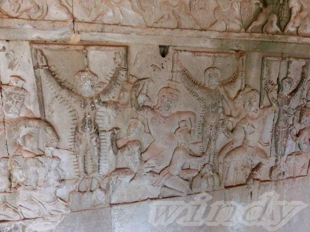 落とされた後には、たちまち地獄での厳しい処分が行われています。<br />磔で串刺しとかね…。<br />この他にも地獄は舌を抜かれたり、火あぶりにされたりと散々です。<br />日頃の行い、大事ですね…。<br />