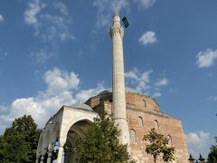 旧市街を南から北に歩くと到達するのがこちらのムスタファ・パシャ・モスク。
15世紀に作られたものらしいが、綺麗に維持されている。
丁度お祈りの時間だったらしく、早々に退散．．．。
