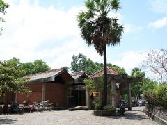 まずは１１時、遺跡地区の西側、広大な貯水池“パラークラマ・サムドラ”のほとりにある“ポロンナルワ博物館”（Polonnaruwa Museum）へ。

ここではアヌラーダプラではそれほど見かけなかった欧米人の観光客がわんさか。

アヌラーダプラがスリランカの人々にとっての巡礼の地だったのに対して、ポロンナルワは完全に外国人向けの観光地という感じです。

入館料は遺跡入場料とセットで3,300ルピー又は25USD（約3,000円）。

内部は残念ながら撮影禁止でしたが、シンハラ人がこの地を治めていた８～１２世紀の芸術的な彫刻の数々が広い館内のあちらこちらに展示されており、この時代のスリランカの文明度の高さに改めて驚き。

展示品には仏像やガードストーン、ハーフムーンストーンといった仏教関係のもののほかに、土器や装飾品、さらにはシヴァやパールヴァティー、ヴィシュヌ、ガネーシャ、ナタラージャ（踊るシヴァ）といったヒンドゥー教関係の彫刻もあり、中世シンハラ王朝が仏教一辺倒ではなく、ヒンドゥー教とも一定の関係を持っていたことに気付かされます。

館内は冷房が効きすぎるほどに効いており、遺跡巡りで熱中症になりかけたらここに来て涼むのも、ポロンナルワのいい回り方かもしれません。