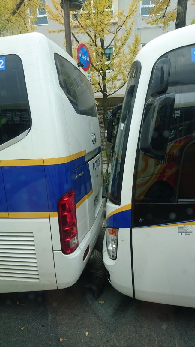 バスの車窓から<br /><br />市内中心に入るとおなじみ警察のバスがいっぱい。<br />でも、いつもの比じゃない数…同じバスの中のおばちゃん曰く、今日予定しているデモのために全国から2万人の警察官が集結しているとか。o@(・_・)@o。<br /><br />バスもギリギリで止めることでバリケードになるらしい。