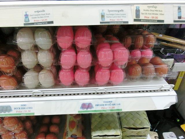 1階のスーパーで見た、意味の分からない着色の卵。<br /><br />隣のノーマル白卵の倍以上の値段なんだけどさぁ、そりゃ日本でも色のついた卵はちょっと高級品ですけどもさぁ、色がすごすぎないか？<br />ホントに食べて大丈夫なやつだよね…？