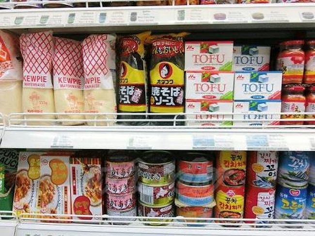 っつかもう、日本じゃんよ、これ(￣Д￣；；<br /><br />マヨネーズとかソースは、なんかまぁ、売っててもわかる気がするけど、ゆであずきは本当に必要なの？2レーンも陣取ってるけど、使い道結構あるの？<br /><br />ちなみにこのモールに限らず、周辺のスーパーは、全てドルで表記されてる、いわゆる観光客用のスーパーなので、お土産品とかも置いてあって非常に重宝しました。ホテルから近いからさくっと寄るのにも超便利。<br /><br />マーケットでは売って無いものや、値切って買っても、大して変わらない価格だったりするものもあるので、ここで色々価格や商品をチェックしてからマーケットなんぞに繰り出してみるのがいいと思います。<br /><br />さぁ、明日はちょっと遠出して、郊外の遺跡観光に出発です～。<br />