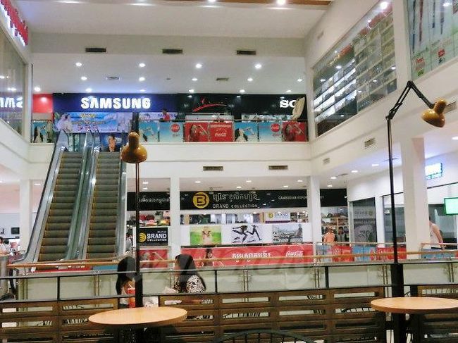 中はキレイに清掃されており、エスカレーターも完備。<br />1階はスーパーを中心にお土産的な物なども売られており、2階にファーストフード店、3階には靴やかばん、洋服が売っていたり、なんちゃって日本食店もありました。