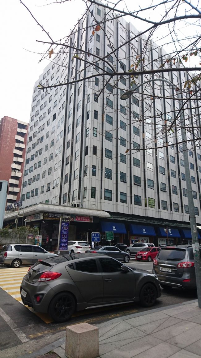 汝矣島百貨店です。<br /><br />地下の飲食店街にあるビビングクスのお店がお目当てです♪