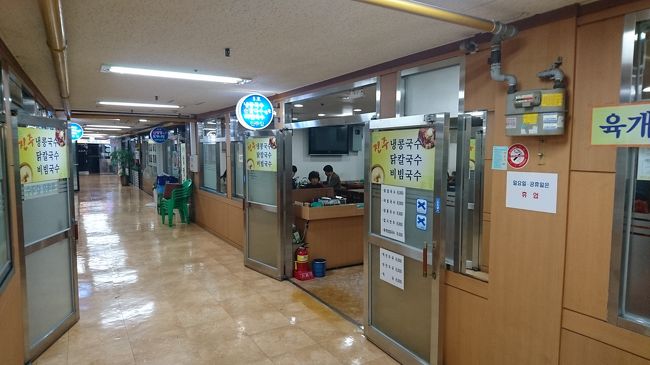 チンジュチッ というお店です。<br /><br />日曜日が定休日、平日の昼はビジネスマンで長蛇の列ができます。<br /><br />土曜日の14時頃に行ったのでお客さんも数人でした。