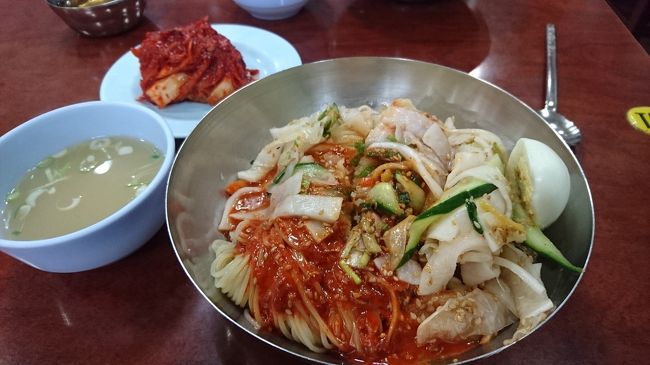 コングクス(豆乳スープの麺)が有名なお店ですが、ビビングクス(8,000W)を注文。<br /><br />空いているせいか、ものの1分で運ばれて来ました♪