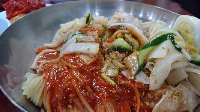 麺はアジュンマがハサミで切ってくれます。<br /><br />これがやみつきな美味さ！