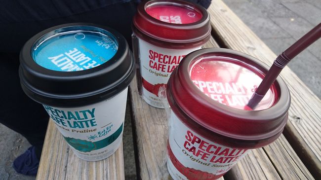 コンビニでコーヒー、2＋1でした。<br /><br />2＋1とは2個買うと1個サービス(無料)ってことです♪<br /><br />韓国のこの2＋1とか10＋10とかすごいですよね～