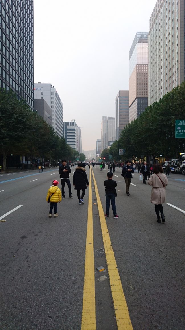 チョンノが歩行者天国になってました。<br /><br />大晦日以外にもこういう日があるのか、この先でデモがあったのでその為なのかはわからず。<br /><br />写真右側の手前から2つ目のビルＤタワーに向かいます。