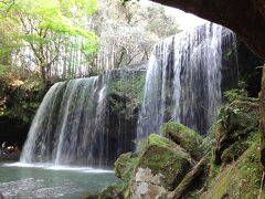 熊本の小国町にある「鍋ヶ滝」に寄り道です。こちらは、生茶のＣＭの舞台となった滝です。
