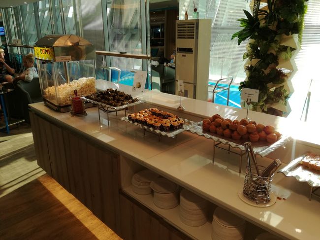 食事というより、おやつ。<br />クッキー、ほうれん草パイ、マドレーヌなど。