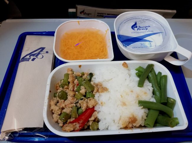 バンコクエアウエイズの機内食。<br />到着後に食事へ行くのが面倒になりそうなので、しっかり食べます。
