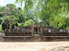 まず最初に訪れたのは、入口近くにあった、“シヴァ・デーヴァーラヤ№１”（Siva Devalaya No.1）というコードネームのような名前の寺院跡。

名前のとおりシヴァ神を祭神とするヒンドゥー教寺院で、ポロンナルワを都とする中世シンハラ王朝末期の１３世紀の建築とのこと。

チョーラ朝やパーンディヤ朝といったタミル系の諸王朝が栄えていた南インドの建築様式が取り入れられており、建築の由来については、王妃の一人がヒンドゥー教徒であったという説と、中世シンハラ王朝の力が弱まって南インドのパーンディヤ朝にポロンナルワを征服されたときに建てられたという説の２通りがあるそうです。
