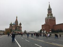 モスクワ随一の観光スポットである赤の広場。
常に観光客で一杯、そこらじゅうで写真撮っています。
おそらく私も誰かのインスタか何らかのSNSに顔が写っている事でしょう。
