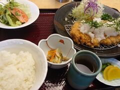 小郡にある定食屋。
『りゅう庵』。
トンカツに乗るおろしが量が多くて美味しい。
ソースも和風でおろしにあう。