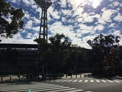 すぐ隣がスタジアム。横浜スタジアムはかつてはヨコハマボウルなどが開催され、アメリカンフットボールの関東の聖地の一つでした。
