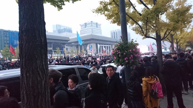 Ｄタワーを出てすぐの光化門広場。<br /><br />デモでたくさんの人たちがいます。<br /><br />ステージではミュージシャンのライブ演奏があったりでまるで何かのイベントみたいでした。<br /><br />まだ、これから夜にかけてもっと多くの人が参加したんですね。