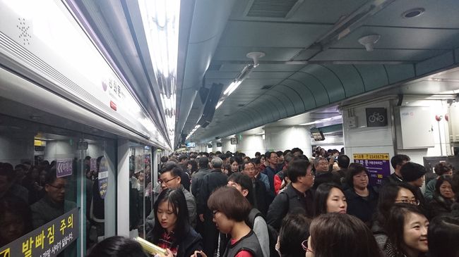 地下鉄光化門駅も降りてくる人たちで大渋滞でした。<br /><br />学生の姿も多く、皆が同じプラカードを持参してたのでデモに参加するんだと思います。<br /><br />若い人がこれだけ政治のことに関心があるのはすごいと思いました。