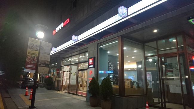 初日の夜は初めてのカンジャンケジャンを食べようと思います！<br /><br />正確には、これまで韓定食の一品としていただいたことはあるんですが専門店でちゃんと食べるのは初めてなんです☆<br /><br />事前にいろんなお店を調べたんですが、ホテルのすぐそばにたまたまケジャンのお店を発見！<br /><br />クチコミの評判も良く行ってみることに♪<br /><br />写真はイビスホテル…