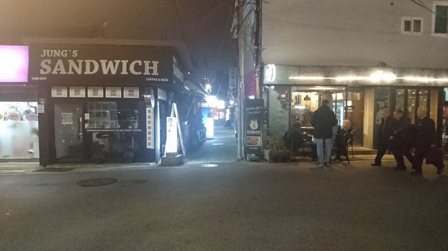 ホテルの正面のサンドイッチ屋さんの路地を入り…