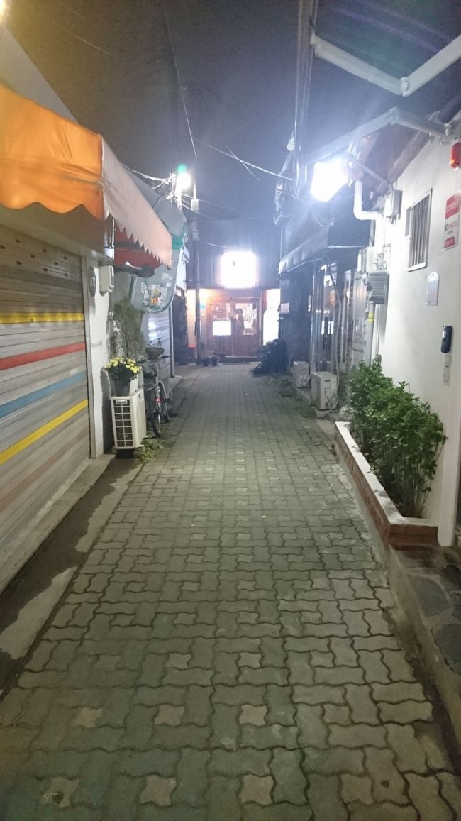 突き当たりにあります。<br /><br />30秒で着きます(^o^)