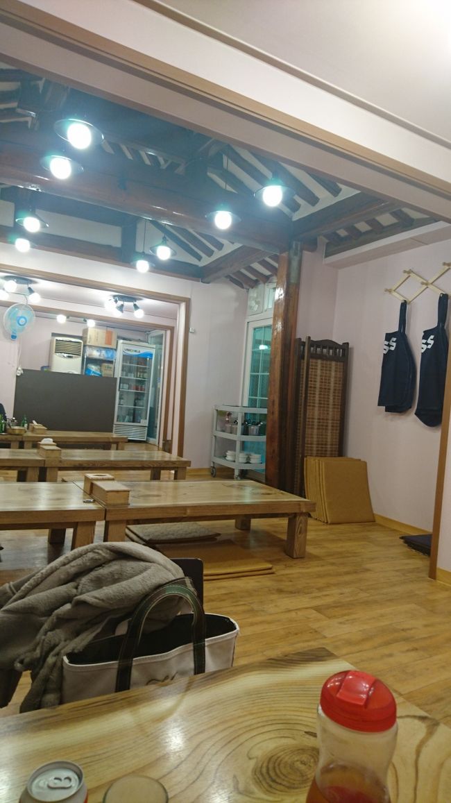 店内は清潔で韓屋風の雰囲気のいいお店です。<br /><br />座敷と椅子の席もあります。<br /><br />座敷の一番奥に座りましたが、過去にテレビ取材で中村玉緒と陣内智則が座った席だと店主が教えてくれました♪