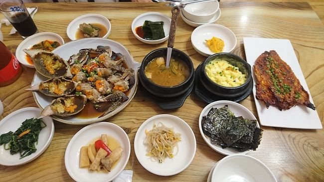 カンジャンケジャン定食2人前を注文。<br /><br />1人前25,000W<br /><br />ケジャンのほかにチゲ、ケランチム、スケトウダラの味噌漬け、石釜ごはんが付きます。<br /><br />コネストクーポンでソフトドリンク1本サービスしてくれます。<br /><br />パンチャンもどれも美味しかったですよ～