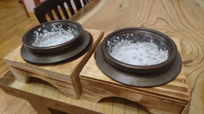 ごはんは石釜で注文が入ってから準備する感じで香りもよくとても美味しいです。<br /><br />写真は締めにいただくヌルンジ(おこげスープ)にしているところです☆<br /><br />最後、お会計の時にコーヒーもサービスでいただきました。<br /><br />味よしコスパよし店主の接客もよし、ぜひリピートしたいお店です。<br /><br /><br /><br />☆★☆★☆★☆★☆★☆★☆★☆★☆★☆★☆<br /><br /><br /><br />1日目はこれで終了です。2日目以降は旅行記part2へ…<br /><br /><br /><br /><br />