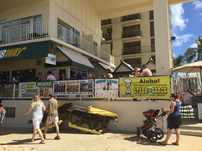 食べてみたかったステーキ屋さん<br /><br />昨日、サーフボードを受け取りに行った際に店のメニューをガン見しておりました。<br /><br />ワイキキ・ショア by アウトリガーの1階にあるお店。<br /><br />近くまで行くとめっちゃいい匂いがします～